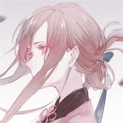 保姆将幼童关狗笼自己只顾玩手机